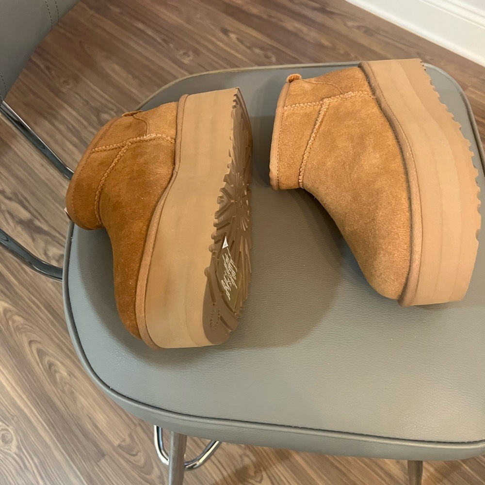 UGG Women Platform Boots - Picture 3 of 5